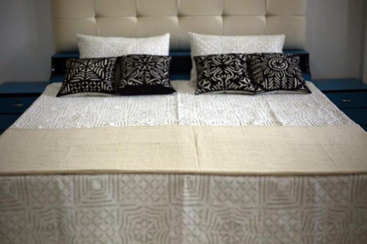 Handloom 100% Cotton Khaddar Throw - Image 3